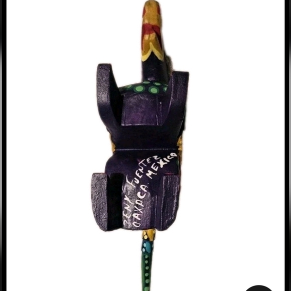 Oaxacan Alebrije Mexican Hand Carved Armadillo Beautiful Colors Signed 5" X 2" - Picture 2 of 3